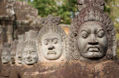 Siem Reap, Kamboçya 'daki Bayon Tapınağı' nın güney kapısında sıra sıra dizilmiş Asuras (Şeytanlar) heykellerini kapatın.