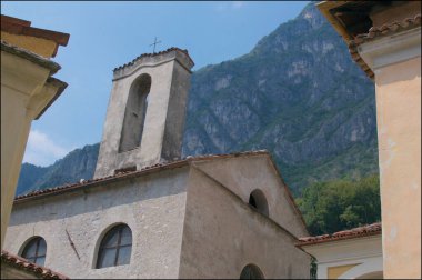 İtalya 'nın Cima şehrinde arka planda dağ olan güzel bir şapelin alçak açılı görüntüsü