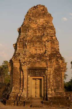 Kamboçya 'nın Siem Reap kentindeki Angkor Wat miras alanındaki Pre Rup tapınağı binasında gün batımında güzel bir kule manzarası.