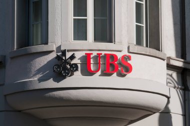 Altdorf, Uri, İsviçre - 25 Ekim 2020: UBS logosu Altdorf 'taki bir binanın ön cephesinde asılı duruyor. UBS İsviçre ve dünyanın önde gelen bankalarından biridir.