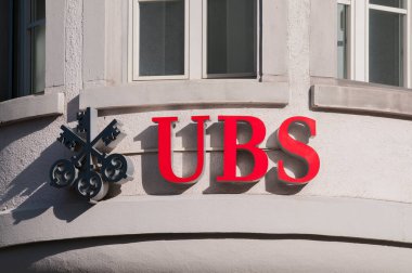 Altdorf, Uri, İsviçre - 25 Ekim 2020: UBS logosu Altdorf 'taki bir binanın ön cephesinde asılı duruyor. UBS İsviçre ve dünyanın önde gelen bankalarından biridir.
