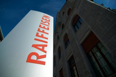 Bellinzona, İsviçre - 31 Ekim 2020: İsviçre Raiffeisen banka logosu Bellinzona 'daki binanın önünde yer alıyor. Raiffeisen bir İsviçre kooperatif bankası, İsviçre 'deki en büyük üçüncü banka.