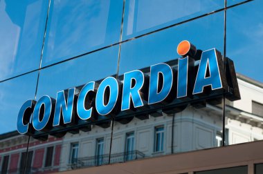 Lugano, Ticino, İsviçre - 31 Ekim 2020: Lugano 'daki ofis binasının önünde asılı olan Concordia tabelasının görüntüsü. Concordia merkezi Lucern 'de bulunan İsviçreli bir sağlık sigortası şirketidir.