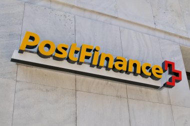 Lugano, İsviçre - 11 Kasım 2020: Posta Finans tabelası Lugano 'daki binanın girişinde asılı. PostFinance, İsviçre Post 'un 1906 yılında kurulan finans birimidir.