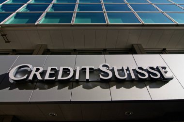 Lugano, İsviçre - 11 Kasım 2020: Lugano 'daki binanın önünde asılı Credit Suisse Bank tabelası. Credit Suisse küresel bir zenginlik yöneticisi yatırım bankası ve finans hizmetleri şirketidir.