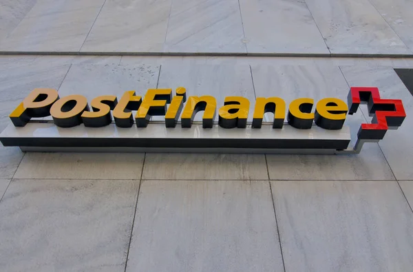 スイス ルガーノ 2020年11月11日 ルガーノの建物の入り口の前に財務標識がかかっています Postfinanceは1906年に設立されたスイス郵便の金融サービスユニットです — ストック写真