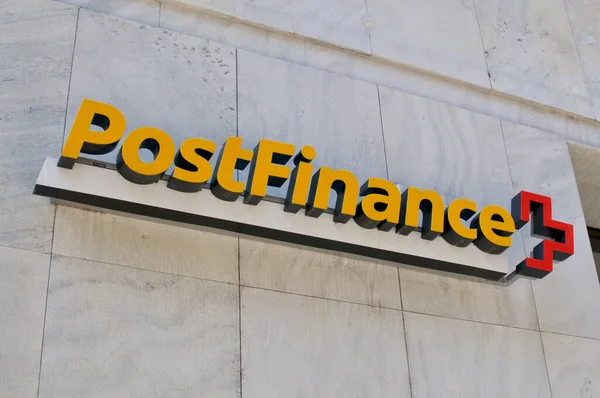 Lugano, İsviçre - 11 Kasım 2020: Posta Finans tabelası Lugano 'daki binanın girişinde asılı. PostFinance, İsviçre Post 'un 1906 yılında kurulan finans birimidir.