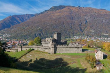 Sonbaharda güneşli bir günde Montebello kalesinin manzarası. Montebello kalesi Unesco Dünya Mirası sahalarının bir parçasıdır.