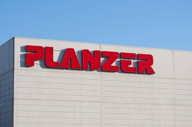 Balerna, İsviçre - 22 Kasım 2020: İsviçre 'nin Balerna kentindeki bir binada asılı Planzer Taşımacılık AG tabelası. Planzer İsviçre 'nin en büyük nakliye ve depo lojistik şirketlerinden biri.