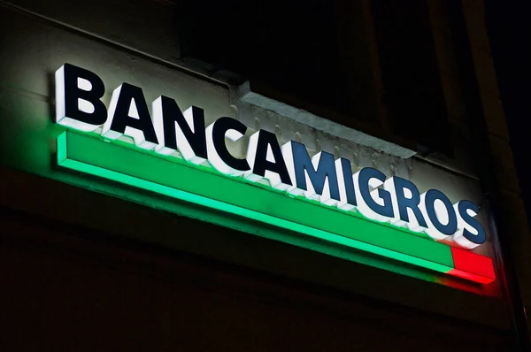 スイス ティチーノ州ルガーノ2020年11月25日 ルミナス バンカ ミグロ ミグロ銀行とも呼ばれる がスイス ルガーノ市の建物に看板を掲げる — ストック写真