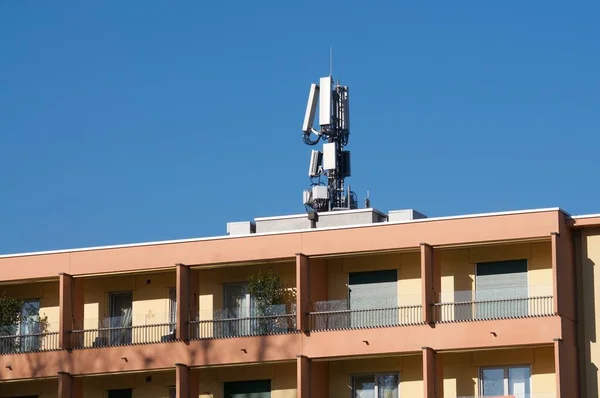 Uitzicht Een Telecommunicatietoren Antenne Van Mobiele Communicatie Systeem Gelegen Een — Stockfoto