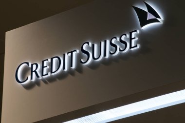 Lugano, Ticino, İsviçre - 26 Kasım 2020: Lugano 'daki parlak Credit Suisse Bank tabelasına yakın çekim. Credit Suisse küresel servet yöneticisi yatırım bankası ve finans hizmetleri şirketidir.