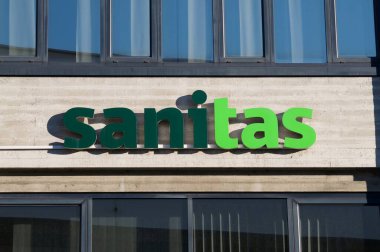 Lugano, Ticino, İsviçre - 5 Ocak 2020: Lugano 'da bir binaya asılı sağlık sigortası tabelası. Sanitas İsviçre 'nin en iyi sağlık sigortacılarından biridir.