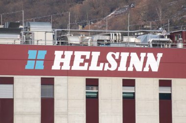 Biasca, Ticino, İsviçre - 12 Ocak 2021: Biasca 'da bulunan Helsinn İlaç Fabrikası. Helsinn Grubu dünyanın önde gelen kanser bakım şirketlerinden biri.