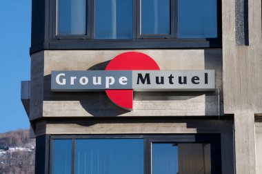 Lugano, İsviçre - 13 Ocak 2021: Lugano 'da Groupe Mutuel sigorta şirketinin tabelası görülüyor. Groupe Mutuel, sağlık ve hayat sigortası alanında uzmanlaşmış İsviçreli bir sigorta şirketi.