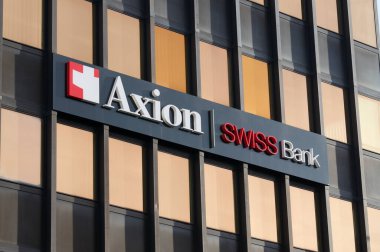 Lugano, Ticino, İsviçre - 14 Ocak 2021: Lugano 'daki mağaza girişinin önünde asılı Hermes tabelası. Herms, Fransız yüksek moda ürünleri üreticisi.