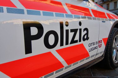Lugano, Ticino, İsviçre - 14 Ocak 2021: Bir arabanın kapısında Polizia Citta Lugano (Polis şehri Lugano) yazısını kapatın