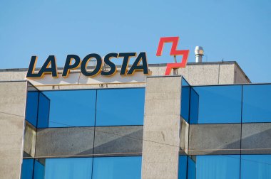 Locarno, Ticino, İsviçre - 16 Ocak 2021: Locarno 'daki bir binada İsviçre Posta Postası (La Posta in Italalian) tabelası görülüyor. La Posta / Die Post / La Poste İsviçre 'nin ulusal posta şirketidir.
