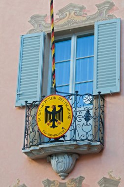 Lugano, İsviçre - 14 Ocak 2021: Lugano şehrinde bulunan güzel dekore edilmiş bir binanın önünde bulunan Almanya Federal Cumhuriyeti Fahri Konsolosluğu 'nun armasına yakından bakın.