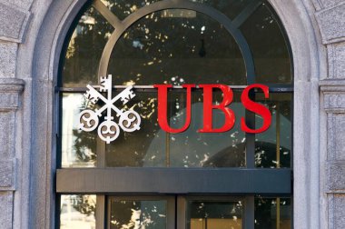 Locarno, Ticino, İsviçre - 16 Ocak 2021: İsviçre 'nin Locarno kentindeki banka binasının önünde asılı UBS Bankası tabelası