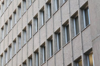 İsviçre 'nin Lugano şehrinde modern bir ofis binasının ön cephesine yakından bakın.