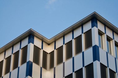 İsviçre 'nin Lugano şehrinde modern bir ofis binasının ön cephesine yakından bakın.