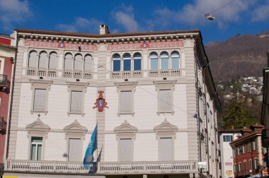 Locarno, Ticino, İsviçre - 16 Ocak 2021: Locarno 'daki Municipio di Locarno binası. Binanın adı Palazzo Marcacci ve İsviçre 'nin Locarno şehrinin belediye binasıdır.