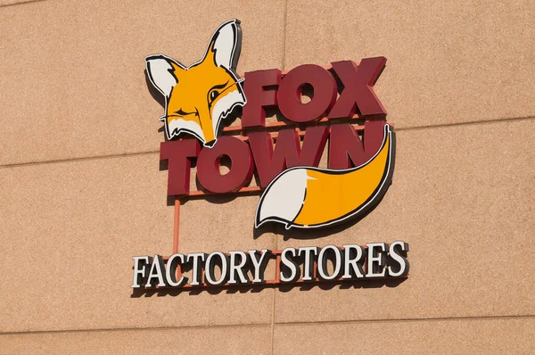Mendrisio, Ticino, İsviçre - 18 Ocak 2021: Foxtown fabrika tabelası Mendrisio 'da asılı. FoxTown, İsviçre 'nin güney kesiminde bulunan ünlü bir outlet mağazasıdır.