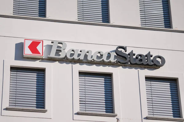 スイスのティチーノ州ロカルノ2021年1月16日 スイスのロカルノにある銀行の建物にBancastato Bankのサインがかかっています — ストック写真