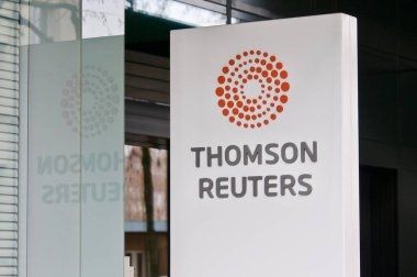 Zug, İsviçre - 26 Şubat 2021: İsviçre 'nin Zug kentindeki ofis girişinin önünde asılı Thomson Reuters tabelası. Thomson Reuters, Kanada merkezli çok uluslu bir medya kuruluşu.