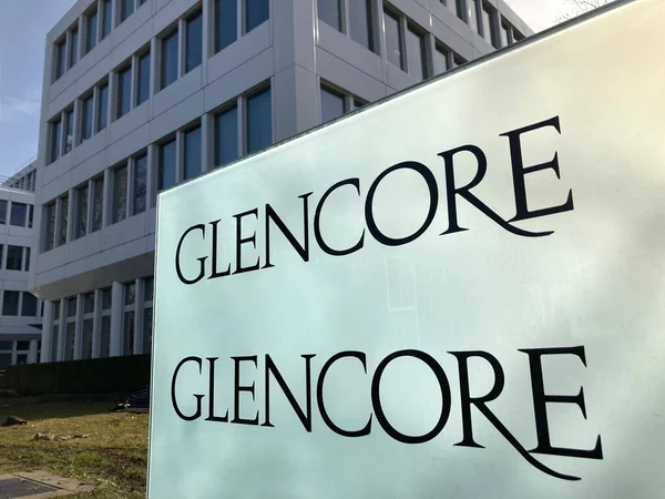 Zug, İsviçre - 26 Şubat 2021: Zug, İsviçre 'deki Glencore merkez binasının imzası. Glencore dünyanın en büyük ticaret ve madencilik şirketlerinden biridir.