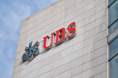 Zug, İsviçre - 26 Şubat 2021: Zug 'da bir bina cephesinde asılı UBS Bank logosu. UBS İsviçre ve dünyanın önde gelen bankalarından biridir.