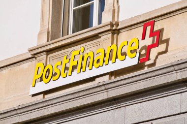 Bellinzona, İsviçre - 25 Şubat 2021: Bellinzona 'da bir binada asılı olan Posta Finans tabelası. PostFinance, İsviçre Post 'un 1906 yılında kurulan finans birimidir.