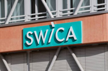 Bellinzona, Ticino, İsviçre - 25 Şubat 2021: Swica sağlık sigortası şirketi Bellinzona 'da bir binada asılı. Swica İsviçre 'nin en büyük sağlık sigortacılarından biridir.