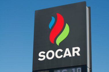 Camorino, Ticino, İsviçre - 20 Mart 2021: İsviçre 'de mavi gökyüzüne karşı SOCAR (Azerbaycan Cumhuriyeti Devlet Petrol Şirketi) doğalgaz istasyonu işareti.