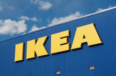 Grancia, İsviçre - 18 Mart 2021: IKEA (Ingvar Kamprad Elmtaryd Agunnaryd) tabelası Lugano 'daki mağazaya asıldı. Ikea dünyanın en büyük hazır mobilya perakendecisi.