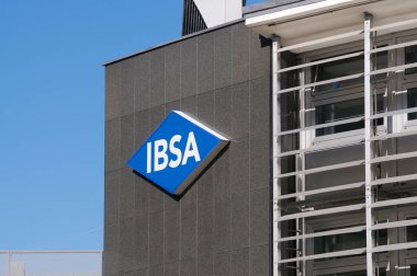 Lugano, Ticino, İsviçre - 18 Mart 2021: Lugano 'daki karargahta asılı olan IBSA Grup tabelası. IBSA Institut Biochimique merkezi İsviçre 'nin Lugano şehrinde bulunan çok uluslu bir ilaç şirketidir.