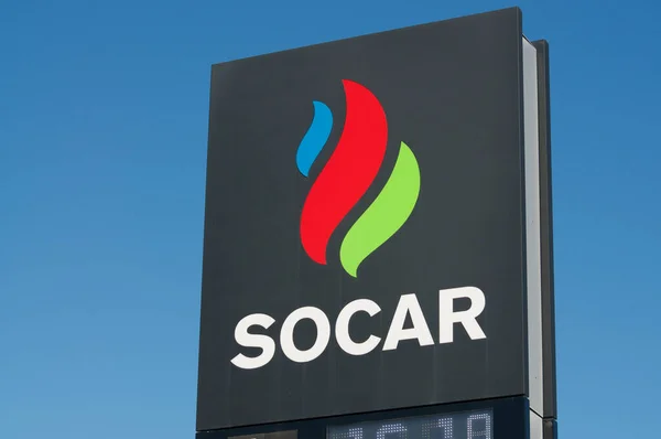 Camorino, Ticino, İsviçre - 20 Mart 2021: İsviçre 'de mavi gökyüzüne karşı SOCAR (Azerbaycan Cumhuriyeti Devlet Petrol Şirketi) doğalgaz istasyonu işareti.