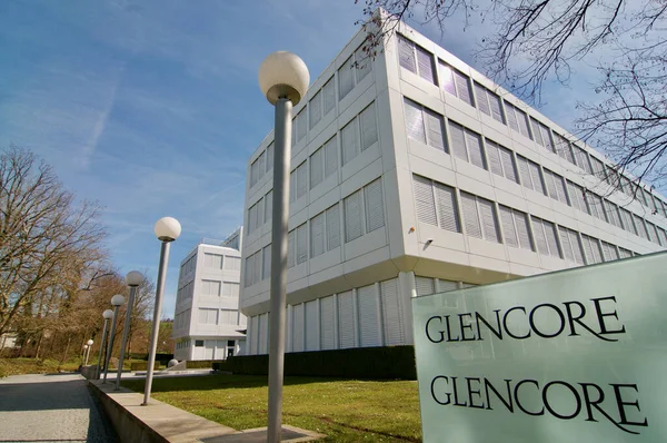Zug, İsviçre - 26 Şubat 2021: Glencore merkez binası Zug, İsviçre. Glencore dünyanın en büyük ticaret ve madencilik şirketlerinden biridir.