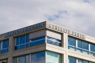 Lugano, Ticino, İsviçre - 17 Mart 2021: Philipp Plein İsviçre 'nin Lugano kentindeki genel merkez binasında imza attı. Philipp Plein, Philipp Plein, Alman moda tasarımcısı.