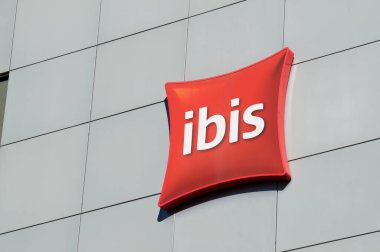 Lugano, Ticino, İsviçre - 16 Mart 2021: İsviçre 'nin Paradiso kentindeki otel binasında asılı duran Ibis Otelleri tabelası. Accor 'a ait bir ekonomi oteli markası.