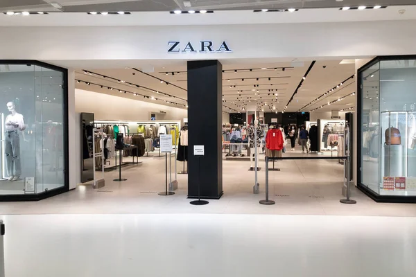 Grancia, Ticino, İsviçre - 26 Mart 2021: Zara mağaza girişi İsviçre 'nin Grancia kentindeki Centro Lugano Sud alışveriş merkezinde yer almaktadır. Zara dünyanın en büyük giyim perakendecisi.