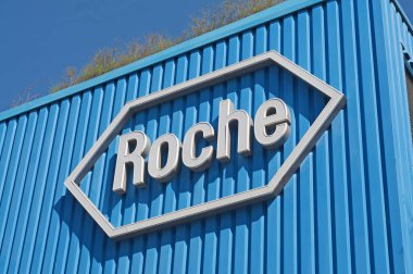 Rotkreuz, Zug, İsviçre - 28 Mart 2021: Roche tabelası Rotkreuz, İsviçre 'deki Roche Diagnostik kampüsünün önünde. F. Hoffmann-La Roche AG, İsviçreli çokuluslu sağlık şirketi.