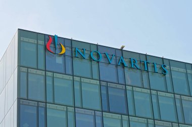 Rotkreuz, Zug, İsviçre - 28 Mart 2021: Rotkreuz, İsviçre 'deki binada asılı Novartis tabelası. Novartis dünyadaki en büyük ilaç şirketlerinden biridir..
