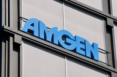 Rotkreuz, Zug, İsviçre - 28 Mart 2021: Rotkreuz, İsviçre 'deki ofis binasında asılı Amgen logosu tabelası. Amgen, çok uluslu bir biyofarmasötik şirketidir.