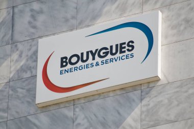 Zug, İsviçre - 28 Mart 2021: Bouygues Energis & Services tabelası İsviçre 'nin Zug kentindeki ofiste asılı duruyor. Bouygues enerji ve hizmetler enerji performansı ve hizmetleri konusunda bir uzmandır.
