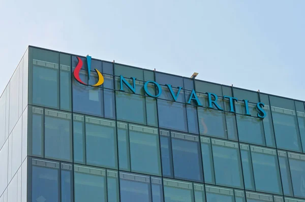 Ротань Швейцария Марта 2021 Года Табличка Novartis Висит Здании Ротань — стоковое фото