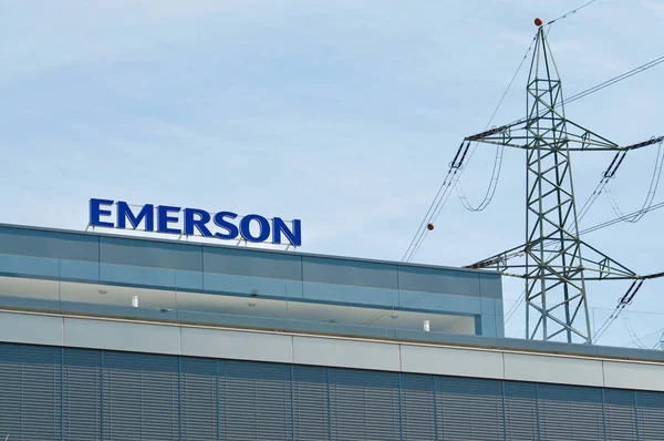 Baar, Zug, İsviçre - 28 Mart 2021: Baar, İsviçre 'de Emerson Electric Co. Emerson, Amerikan çokuluslu bir şirket üreticisi ve mühendislik hizmetleri sunuyor.