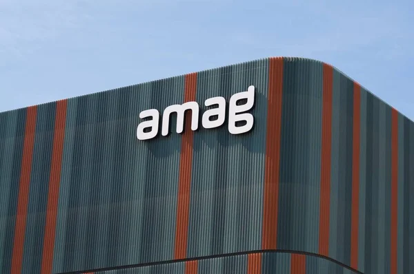 2021年3月28日 スイス ツーク州チャムの本社ビルにAmagグループの看板がかかっている Amag Group Ltdは 主に自動車業界で活躍するスイスの企業グループです — ストック写真