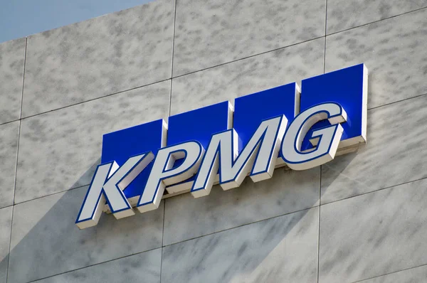 スイス ツーク 2021年3月28日 Kpmg Internationalの看板がスイス ツークのビルにかかっています Kpmgは 英蘭の多国籍プロフェッショナルサービスネットワークです — ストック写真